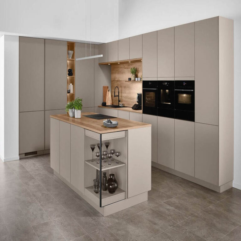 Küche in Kaschmir-Beige mit Kochinsel, Holzarbeitsplatte und offenem Regal – Küchenstudio Bergisch Gladbach