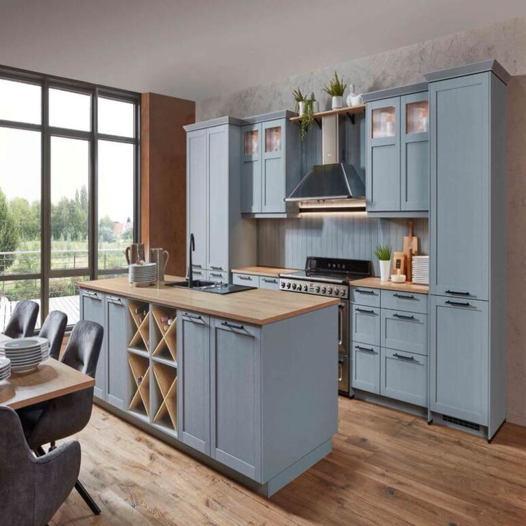 Landhausküche in Hellblau mit Vitrinenschränken, Kochinsel und Holzarbeitsplatte – Küchenstudio Bergisch Gladbach