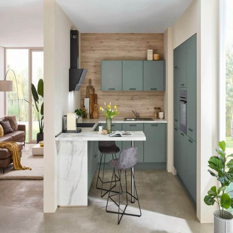 Kompakte Singleküche in Mint mit Tresen in Marmoroptik und Barhockern – Einbauküche