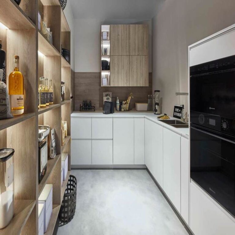 Moderne weiße Küche mit Hochschränken, Holzregal und schwarzen Einbaugeräten – Küche kaufen Bergisch Gladbach